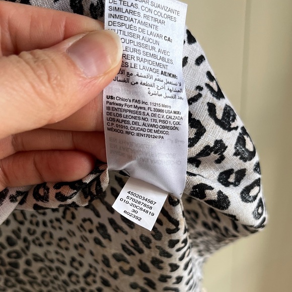 Chico's Black and White Animal Print Sleeveless Linen No Iron Blouse Sz 10 - Picture 10 of 12